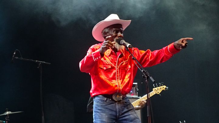 Robert Finley, sans sa guitare pour mieux haranguer la foule
 (Jean-François Convert)