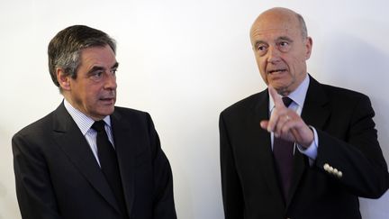 François Fillon et Alain Juppé ont visité ensemble les locaux parisiens de Deezer, le site internet d'écoute de musique à la demande, mercredi 19 avril. (CHRISTOPHE ENA / POOL)