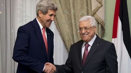 Le secr&eacute;taire d'Etat am&eacute;ricain, John Kerry, et le pr&eacute;sident de l'Autorit&eacute; palestinienne, Mahmoud Abbas, le 12 octobre 2014 au Caire (Egypte). (CAROLYN KASTER / AP / SIPA)