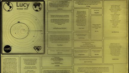 La plaque où sont gravés les messages que la sonde Lucy&nbsp;transporte dans son voyage vers les astéroïdes troyens de Jupiter.&nbsp; (NASA)