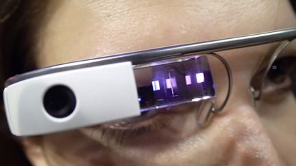 Des Google Glass de première génération portées par une femme. (BRUNO LEVESQUE / MAXPPP)