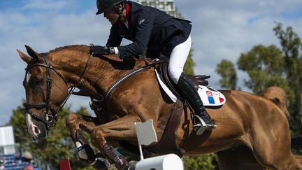 La cavalier Cedric Angot franchit un obstacle au&nbsp;FEI Jumping Nations Cup à Barcelone (Espagne), le 7 octobre 2018. Photo d'illustration.&nbsp; (JOSEP LAGO / AFP)