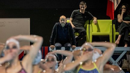 Mourad Merzouki à l'entraînement avec l'équipe de France de natation artistique à l'INSEP, le 7 décembre 2023. (JULIEN DE ROSA / AFP)