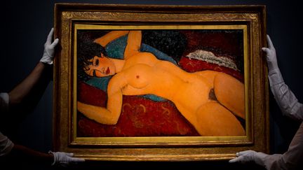 "Nu couché", une toile d'Amedeo Modigliani, atteint 170,4 millions de dollars lors d'une vente par la même maison d'enchères en novembre 2015. (BEN PRUCHNIE / GETTY IMAGES EUROPE)