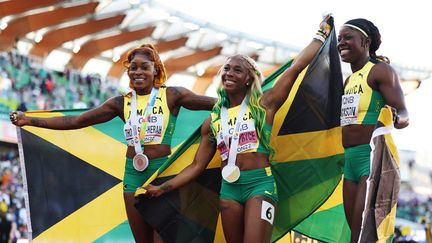 (De gauche à droite) Les Jamaïquaines Elaine Thompson-Herah, Shelly-Ann Fraser-Pryce et Shericka Jackson sont montées toutes les trois sur le podium du 100 mètres féminin des championnats du monde d'athlétisme, à Eugene, le 17 juillet 2022. Shelly-Ann Fraser-Pryce a remporté le titre.&nbsp; (YOMIURI / AFP)