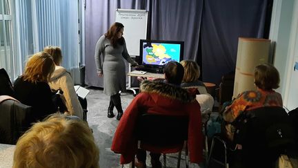 Iryna donne un cours sur l'histoire de l'Ukraine au Musée d'histoire nationale de Kiev, en décembre 2022. (Agathe Mahuet / Radio France)