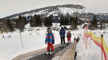 Des enfants dans la station de ski de&nbsp;La&nbsp;Féclaz (Savoie) pendant les vacances de février 2021. (ALAIN GASTAL / RADIOFRANCE)