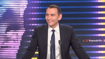 Laurent Jacobelli, porte-parole du Rassemblement National, était l'invité du 8h30 franceinfo, samedi 30 avril. (FRANCEINFO / RADIOFRANCE)