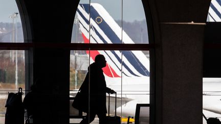 Un voyageur dans un terminal de l'aéroport de Roissy Charles de Gaulle.&nbsp; (GETTY IMAGES)