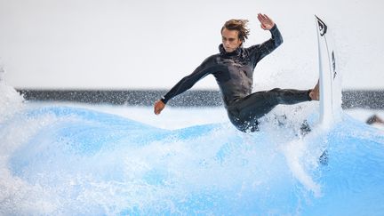 Kauli Vaast surfe sur une vague artificielle dans la piscine à vagues de surf "Alaia Bay" lors d'une journée presse, à Sion, en Suisse, le 27 avril 2021. (VALENTIN FLAURAUD / EPA / MAXPPP)