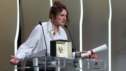 La réalisatrice italienne Alice Rohrwacher, déjà primée en 2014 pour "Les Merveilles", est repartie avec le Prix du scénario pour sa fable écologique et christique "Lazarro Felice" ("Heureux comme Lazzaro").
 (Valery HACHE / AFP)