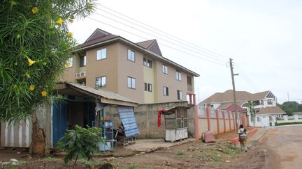 Les deux étudiantes canadiennes vivaient dans cette maison de Kumasi (Ghana) avant d'être enlevées le 4 juin. (MAHMUD MOHAMMED-NURUDEEN / AFP)