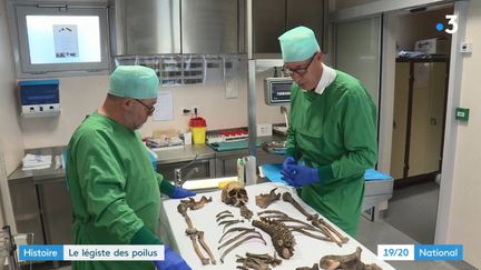 Le docteur Frémont étudie les restes d'un soldat de la Grande Guerre, à l'hôpital de Verdun (Meuse).&nbsp; (FRANCE 3)