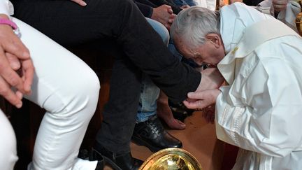 Le pape François lave les pieds de détenus près de Rome