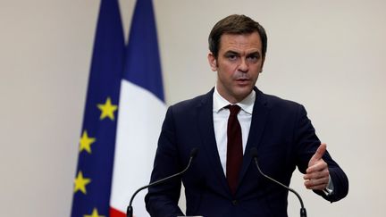 Le ministre de la Santé, Olivier Véran, lors d'une conférence de presse à Paris, le 14&nbsp;janvier 2021. (THOMAS COEX / AFP)