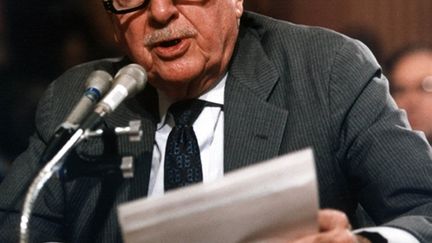 Walter Cronkite en février 1991 à Washington, s'exprimant au Sénat sur l'accès des médias à la Guerre du Golfe (© AFP/Luke Frazza)