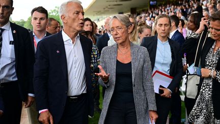 Le président du Medef, Patrick Martin (à gauche), s'entretient avec Elisabeth Borne lors d'une réunion des entrepreneurs français organisée par le Medef à l'hippodrome de Longchamp, le 28 août 2023. (EMMANUEL DUNAND / AFP)