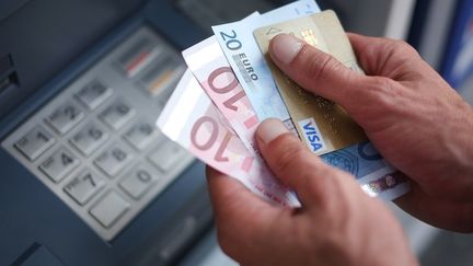 Le secteur bancaire français s'est engagé, le 3 septembre 2018, à plafonner à 200 euros par an les frais d'incident pour les publics fragiles. (JEAN-SEBASTIEN EVRARD / AFP)