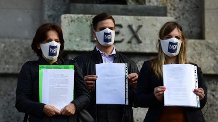 Des membres du comité "Noi Denunceremo" (Nous dénoncerons), devant le palais de justice de Bergame, en Italie. (MIGUEL MEDINA / AFP)