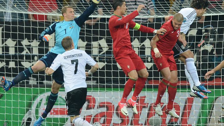 Manuel Neuer, le gardien allemand, a &eacute;t&eacute; impeccable dans ses buts face au Portugal, le 9 juin 2012 &agrave; Lviv, en Ukraine.&nbsp; (JEFF PACHOUD / AFP)