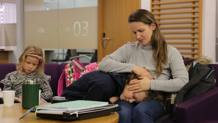 Dana et ses enfants dans un "council" de Londres (Royaume-Uni), le 31 janvier 2022. (VALENTINE PASQUESOONE / FRANCEINFO)