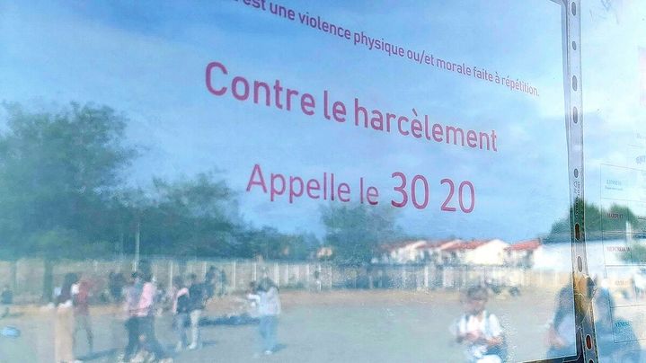 Sur les vitres du collège, on peut retrouver le numéro d'écoute contre le harcèlement, le 30 20. (BENJAMIN ILLY / RADIOFRANCE)