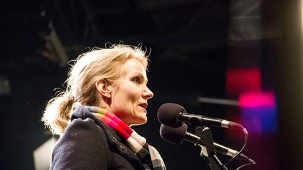 Discours de Helle Thorning-Schmidt, Premier ministre du Danemark,&nbsp;lors de la c&eacute;r&eacute;monie d'hommage aux victimes lundi 16 f&eacute;vrier au soir &agrave; Copenhague. Elle a &eacute;galement demand&eacute; aux juifs danois de ne pas c&eacute;der aux appels au d&eacute;part pour Isra&euml;l lanc&eacute;s par le chef du gouvernement isra&eacute;lien Benyamin Netanyahu. (FREYA INGRID MORALES / ANADOLU AGENCY/ AFP)