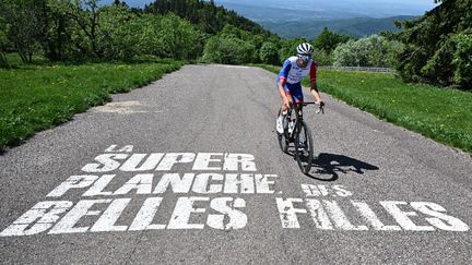 Thibaut Pinot lors de l'ascension de la Planche des belles filles à l'entraînement le 18 mai 2022. (SEBASTIEN BOZON / AFP)