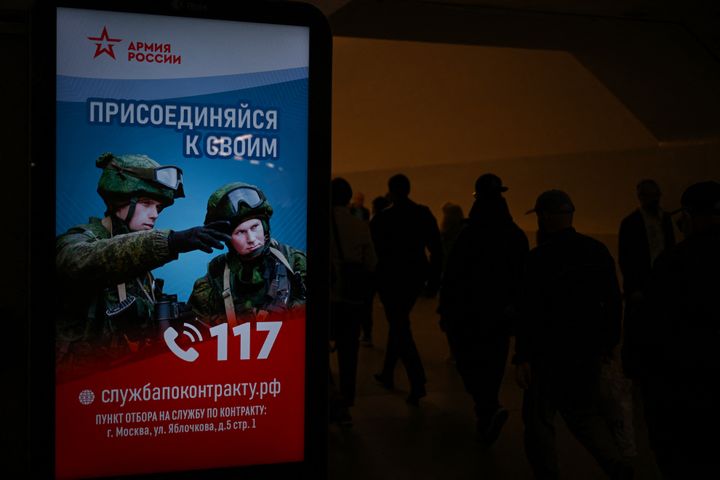 Une affiche incitant la population russe à s'enrôler dans l'armée via un contrat, à Moscou, le 11 mai 2023. (NATALIA KOLESNIKOVA / AFP)