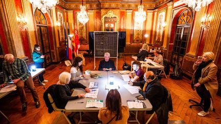 Plusieurs personnes procèdent au dépouilllement à Perpignan, au soir du premier tour. Dans la préfecture des Pyrénées-Orientales, le candidat RN Louis Alliot est arrivé en tête avec 35,66% des voix.&nbsp; (JC MILHET / HANS LUCAS)