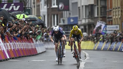 Puck Pieterse, à gauche, et Demi Vollering, à droite, se disputent la victoire sur la quatrième étape du Tour de France féminin à Liège, le 14 août 2024. (JULIEN DE ROSA / AFP)