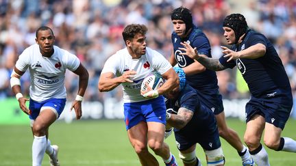 L'ailier français Damien Penaud tente d'échapper à la défense écossaise lors d'un match amical à&nbsp;Edimbourg (Ecosse), le 24 août 2019. (ANDY BUCHANAN / AFP)