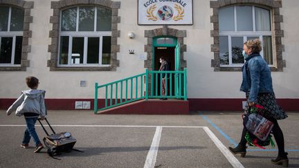 Des enfants de retour à l'école publique de Trinité&nbsp;sur l'île de Groix dans le Morbihan, le 12 mai 2020 (photo d'illustration). (LOIC VENANCE / AFP)