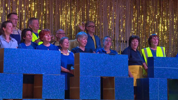 Les choristes de l'Opéra des Industries sur la scène du festival de La Voix des Forges dans l'opéra "La Grande-duchesse de Gerolstein" (France 3 Grand Est)