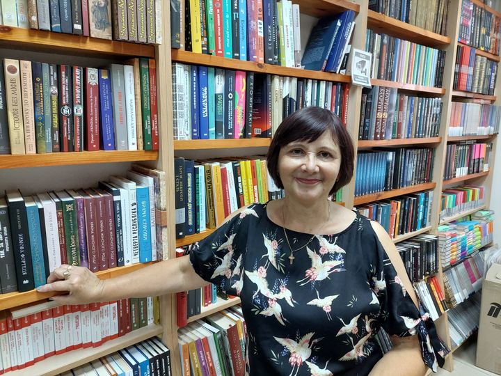 Oksana Lobousnova, bookseller at Vinnytsia.  (JULIE PIETRI / RADIO FRANCE)