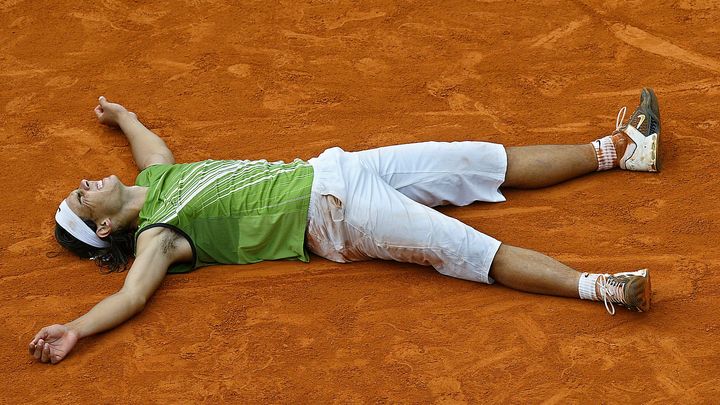 L'Espagnol Rafael Nadal s'écroule au sol après avoir remporté le match face à l'Argentin Mariano Puerta, à Roland-Garros, le 5 juin 2005. (ALEXANDER KLEIN / AFP)