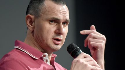 Le cinéaste ukrainien Oleg Sentsov mardi 10 septembre 2019 à Kiev&nbsp;lors de sa première conférence de presse&nbsp;après sa libération des geôles russes (samedi 7 septembre) où il a passé cinq ans. (SERGEI SUPINSKY / AFP)