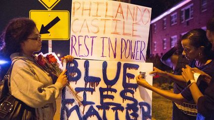 &nbsp; (Manifestants rendant hommage à Philando Castile à Falcon Heights dans le Minnesota © Sipany/SIPA)