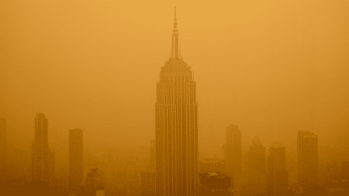 La fumée des incendies canadiens a atteint les Etats-Unis, et enveloppe l'Empire State Building, à New York, le 7 juin 2023. (DAVID DEE DELGADO / GETTY IMAGES NORTH AMERICA / AFP)