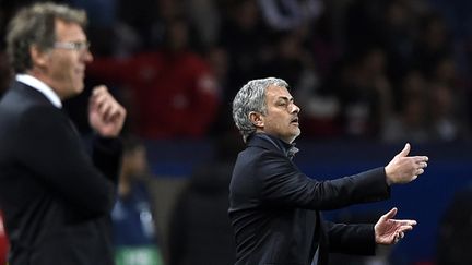 Laurent Blanc observe, José Mourinho s'agite (FRANCK FIFE / AFP)