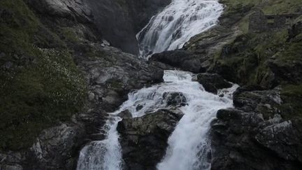 Les touristes se multiplient en Norvège chaque année pour visiter la région des fjords qui abrite des paysages exceptionnels. (France 2)