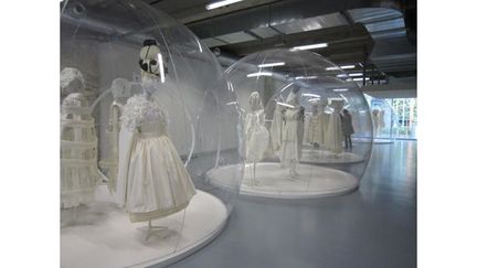 En fait, il ne s’agit pas d’un défilé mais d’une installation, conçue par Rei Kawakubo, afin de voir les modèles au plus près. Ces derniers sont figés dans des bulles de plastique.
 (Corinne Jeammet)