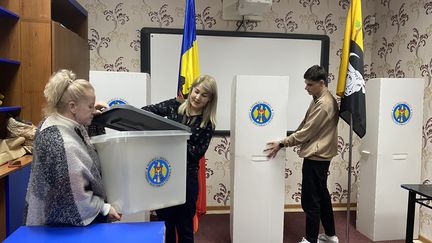 Un bureau de vote de la commune de Sireti, en vue du premier tour de la présidentielle en Moldavie, le 20 octobre 2024. (RAPHAEL GODET / FRANCEINFO)