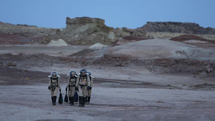 Des volontaires de la mission EuroMoonMars s'entra&icirc;nent &agrave; une future exploration de la plan&egrave;te Mars en collectant des &eacute;chantillons de roche dans le d&eacute;sert de l'Utah, le 2 mars 2013. (JIM URQUHART / REUTERS)