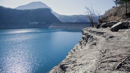 Le lac de Serre-Ponçon (Hautes-Alpes), un des plus grand barrage d'Europe, a un niveau d'eau de 21,77 m en-dessous de sa cote optimale de remplissage, le 4 mars 2023. (THIBAUT DURAND / HANS LUCAS / AFP)