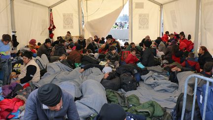 Des dizaines de migrants s'entassent dans des tentes montées par les associations humanitaires sur place, le 8 mars. (BESAR ADEMI / ANADOLU AGENCY)