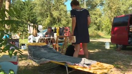 A quelques jours de la rentrée scolaire, certains vacanciers font de la résistance et ne veulent pas plier bagages. A Priay dans l'Ain, certains profitent des derniers moments de farniente en famille. (CAPTURE D'ÉCRAN FRANCE 3)