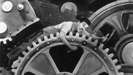 Charlie Chaplin dans le film : "Les temps modernes", en 1936. (HULTON ARCHIVE / ARCHIVE PHOTOS)