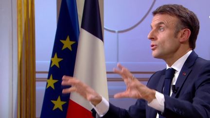 Le président de la République, Emmanuel Macron, était l'invité de "C à vous" sur France 5, enregistrée à l'Elysée, le 20 décembre 2023. (FRANCE 5)