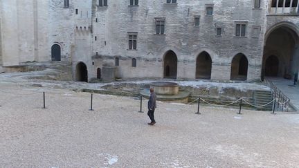 la cour d'honneur du Palais des Papes vide (France 3 Provence-Alpes / F. Renard)